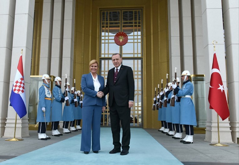 Kolinda se sastala s diktatorom Erdoganom, podsjetila ga na obećanje iz Zagreba