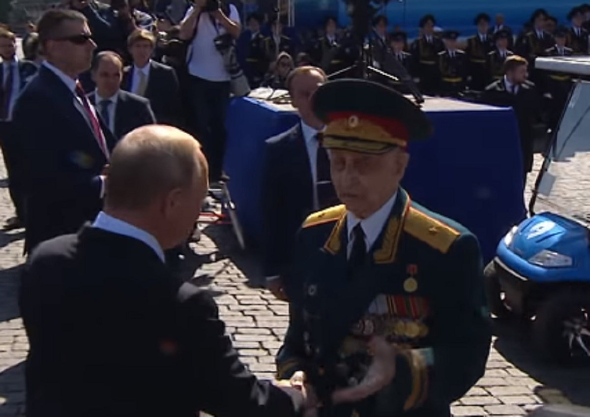 VIDEO Pogledajte kako je Putin reagirao kada su njegovi tjelohranitelji odgurnuli veterana