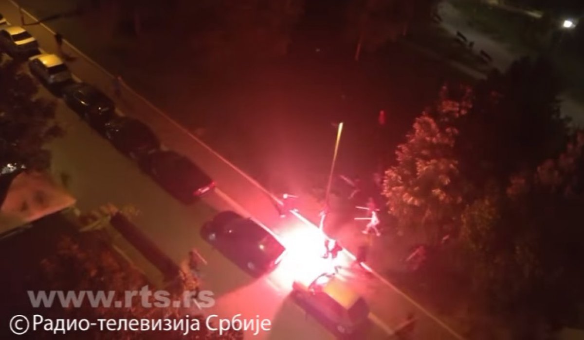 VIDEO Grobari slavili titulu ispred najvećeg pravoslavnog hrama, Delije ih napale bakljama i palicama