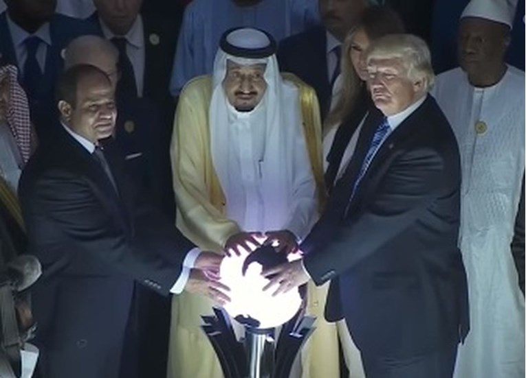 Internet se opet sprda s Donaldom Trumpom zbog ove snimke iz Saudijske Arabije