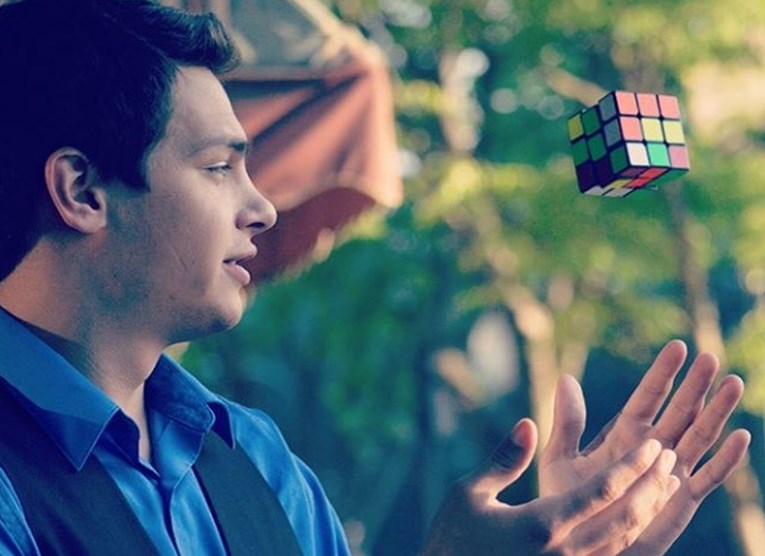 VIDEO Uz ovaj jednostavan trik Rubikovu kocku možete složiti i žmireći