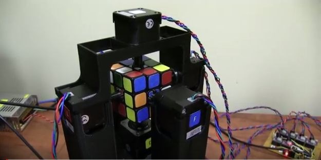 Možete li brže od ovoga? Pogledajte nevjerojatan način rješavanja Rubikove kocke