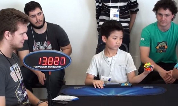 VIDEO Brazilsko čudo: Sedmogodišnji dječak Rubikovu kocku složio za 27 sekundi - jednom rukom