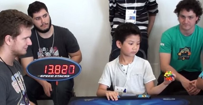 VIDEO Brazilsko čudo: Sedmogodišnji dječak Rubikovu kocku složio za 27 sekundi - jednom rukom