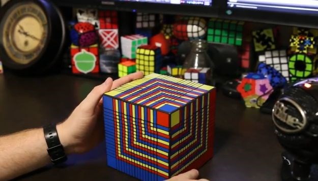 Trebalo mu sedam i pol sati da složi najtežu Rubikovu kocku na svijetu