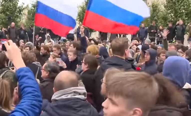 VIDEO Tisuće ljudi u Rusiji na ulicama unatoč zabrani: "Putine, lopove!"