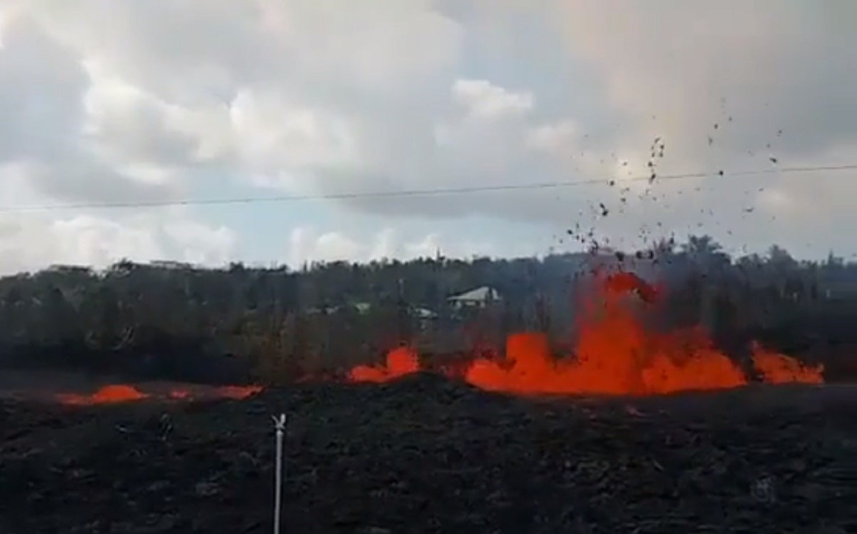 Čovjek na Havajima snimio kako mu lava teče kroz dvorište, pogledajte dramatičnu snimku