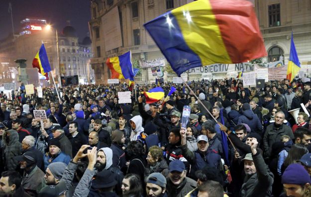 Oko 5000 Rumunja izašlo na ulice obilježiti godinu dana od velikog požara u klubu Kolektiv