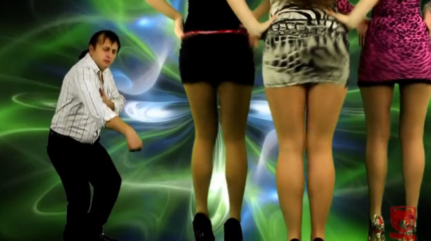 Je li ovo rumunjski "Gangnam Style" ili najgori video spot koji ste u životu vidjeli?