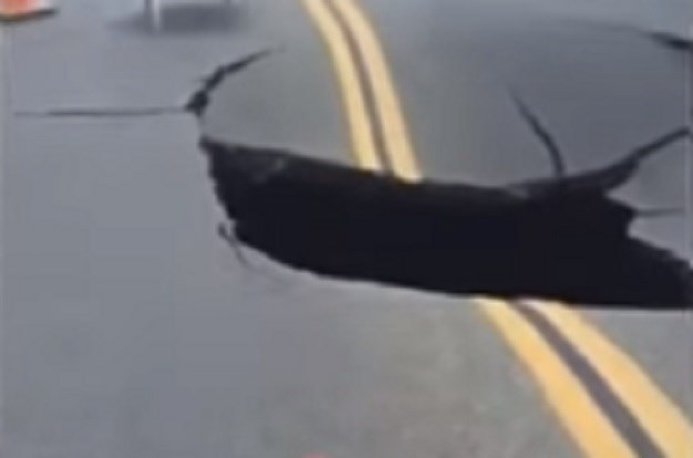 VIDEO Kalifornijska policija snimila trenutak kada se nasred ceste stvorila golema rupa