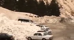 Lavina narančastog snijega u Rusiji obrušava se na parkirane aute, pogledajte snimku