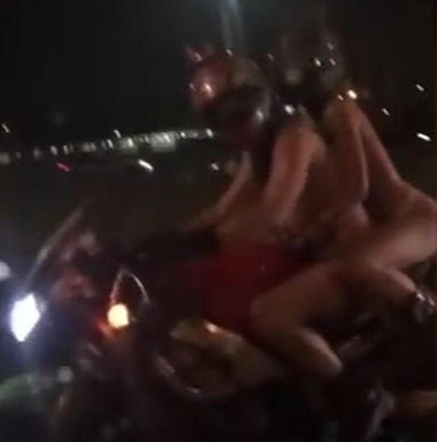 VIDEO Cura i dečko gradom se provozali na motoru - potpuno goli
