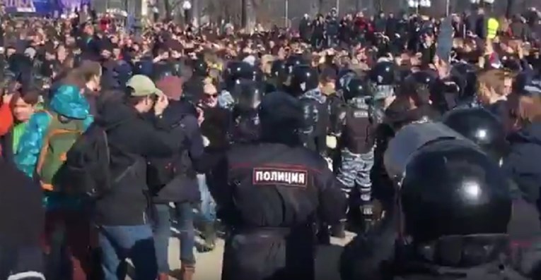 VIDEO Na prosvjedima u Rusiji uhićen šef oporbe, ljudi pokušali spriječiti privođenje