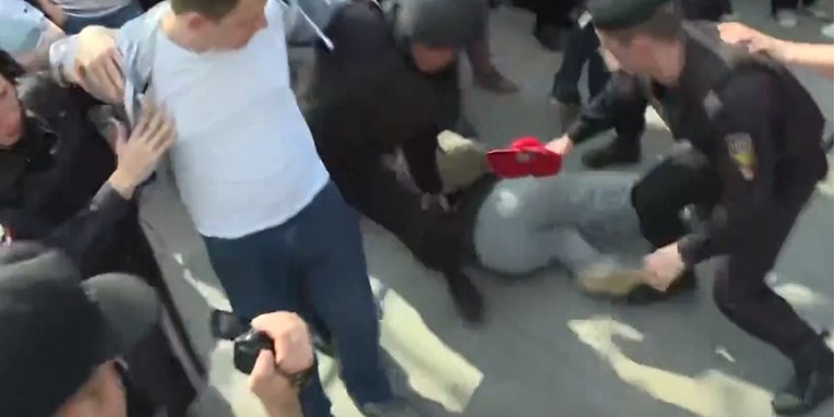 Policija silom i suzavcem razbila prosvjed protiv Putina, uhićeno više od 1000 ljudi