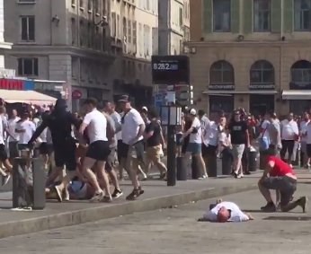 UZNEMIRUJUĆE SNIMKE Ruski huligani iživljavaju se nad onesviještenim Englezima