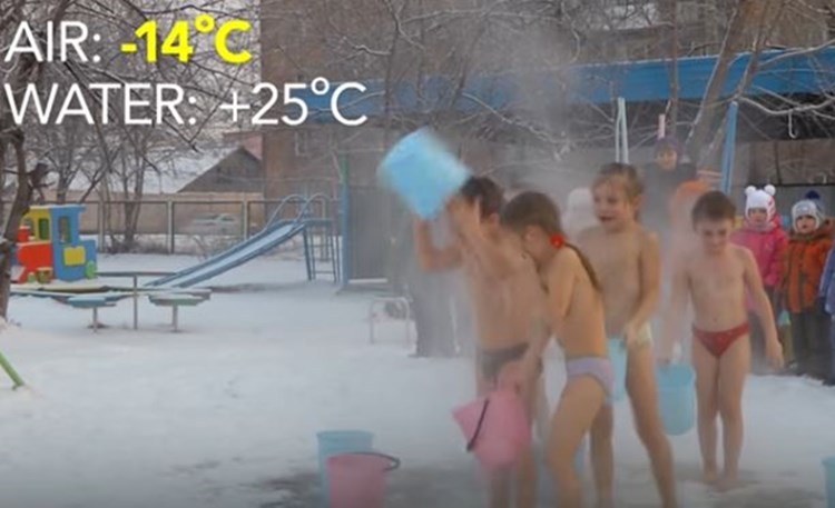 VIDEO "Ovo je zdravo": Ruska djeca se na -14 igraju gola u snijegu