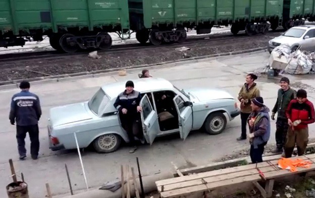 VIDEO "Samo u Rusiji": Pogledajte koliko ljudi je moguće nagurati u jedan auto