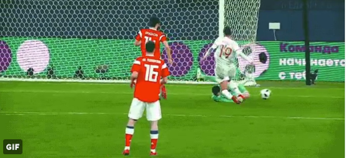 UZNEMIRUJUĆI VIDEO Španjolski igrač koljenom razbio glavu ruskom golmanu