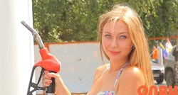 FOTO Marketinški potez godine: Pogledajte kako seksi Ruskinje u bikiniju toče gorivo