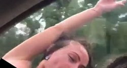 UZNEMIRUJUĆI VIDEO Snimala se potpuno gola kako visi iz automobila pa poginula