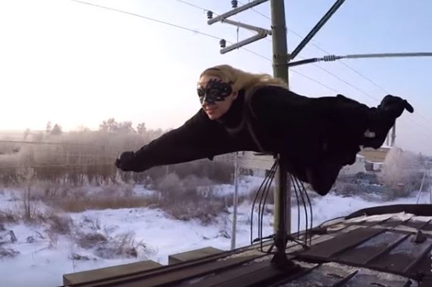 VIDEO Najopasniji hobi na svijetu? Upoznajte Ruskinju koja surfa na vlakovima