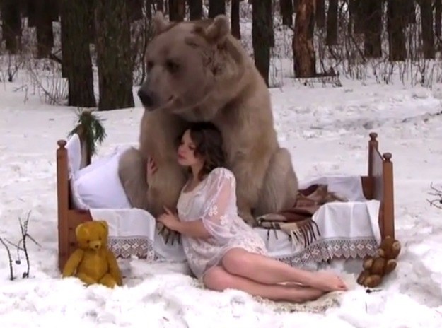 Polugole pozirale s medvjedom u znak protesta protiv nošenja krzna pa svjetski kiksale