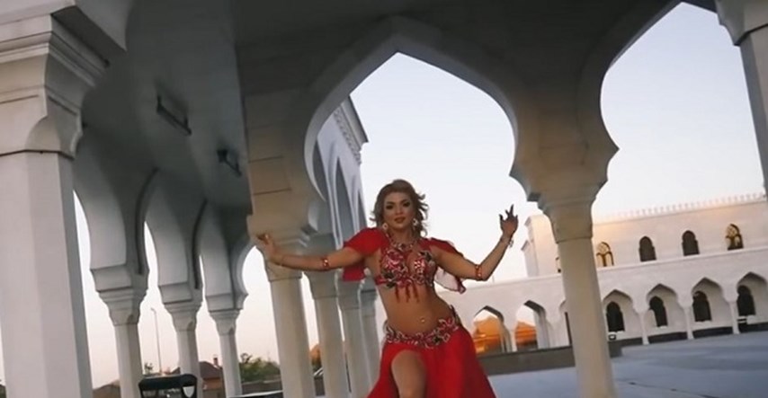VIDEO Pjevačica ispred džamije izvela seksi performans koji bi mogla skupo platiti