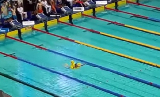 Rus prekinuo plivačko natjecanje i postao hit na internetu