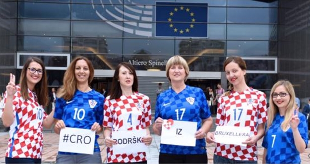 FOTO Navijačko ludilo zahvatilo i političare: Evo tko sve danas tipka #CRO do iznemoglosti