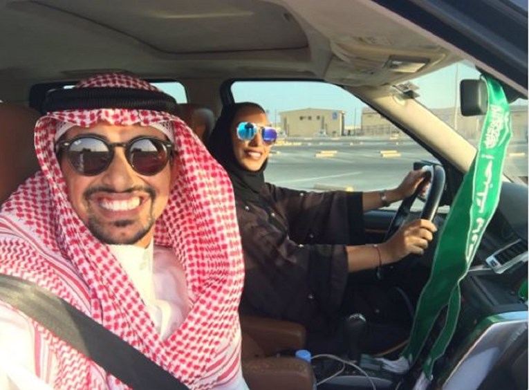 FOTO Selfie muslimana i njegove žene za volanom izazvao žestoke rasprave na internetu