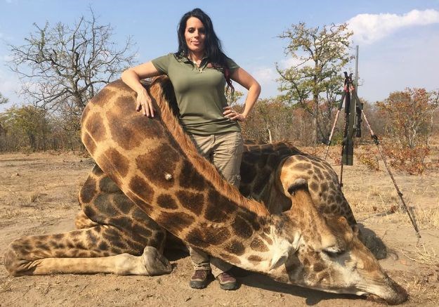 Omotala se mrtvom žirafom i poručila: "Evo vam još razloga da budete bijesni"