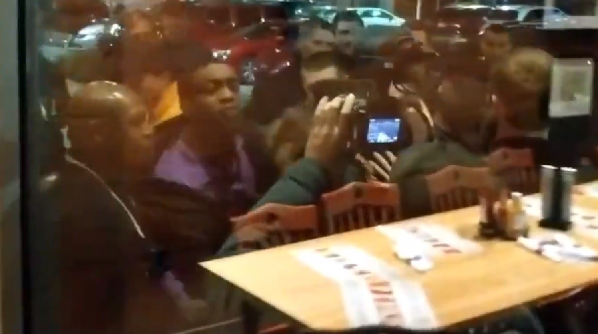 VIDEO Neonacisti napali par u SAD-u, udarili ženu šakom u glavu: "Još umirem od straha"