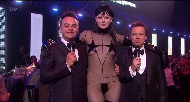 Pokazala je i previše: Manekenka na crveni tepih došla u potpuno prozirnoj kreaciji