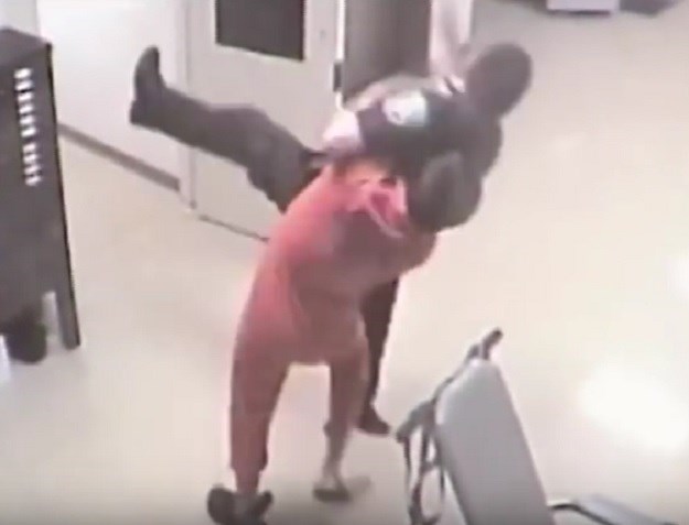 VIDEO Američkog policajca od poludjelog zatvorenika spasio drugi zatvorenik