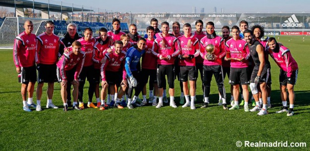 Modrić i društvo pozirali s Ronaldom i njegovom trećom Zlatnom loptom