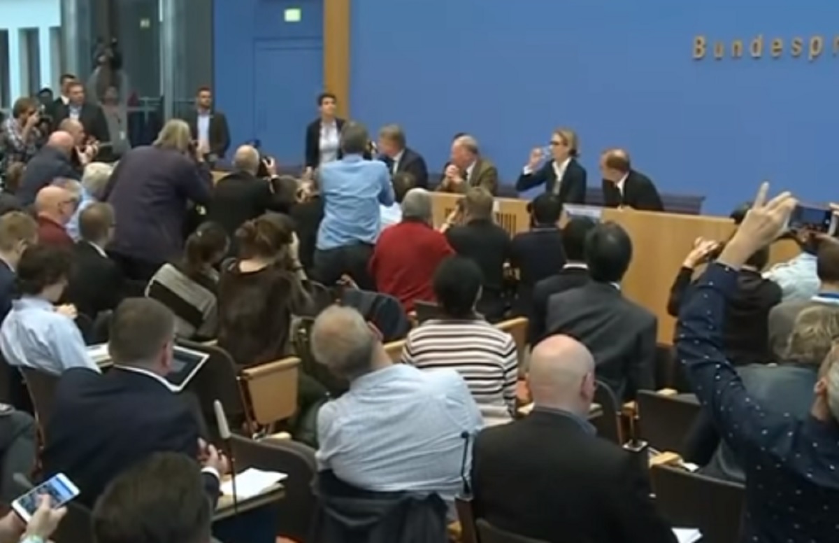VIDEO Dan nakon trijumfa na izborima, vodstvo AfD-a posvađalo se na presici pred novinarima
