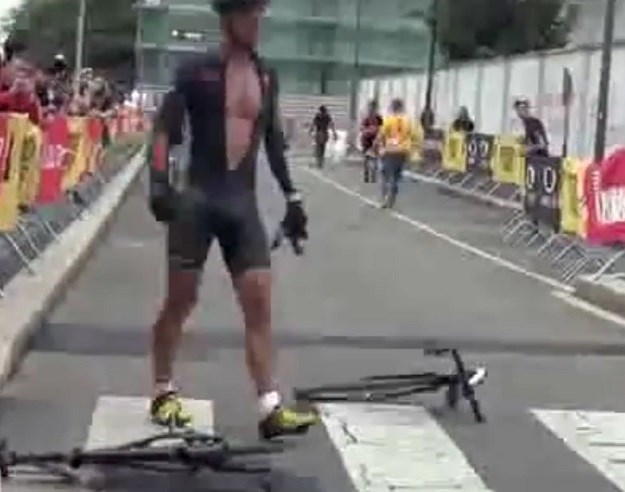 VIDEO Biciklist nakon pada izgubio živce i divljački rasturio bicikl na pola