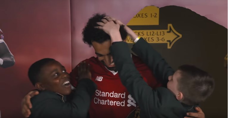 SALAH JE LEGENDA Pogledajte kako je Egipćanin oduševio najmlađe navijače Liverpoola