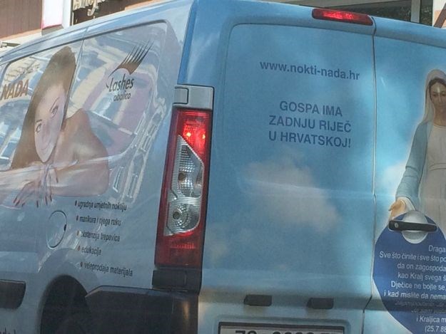 Reklama na hrvatski način: S jedne strane kombija polugola žena, s druge Gospa