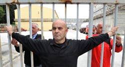 Pobuna u Salonitu: Radnik se žicom vezao za ogradu, azbestnim cijevima blokirali ulaz