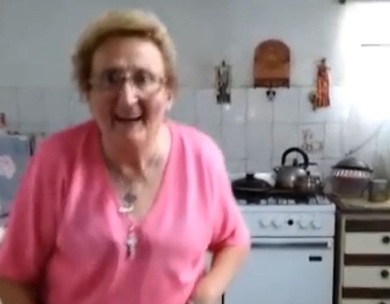 VIDEO Ova bakica osvojila je srca 15 milijuna ljudi i totalno rasturila internet, pogledajte zašto