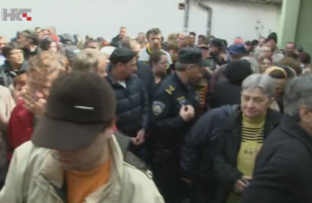 Pred socijalnom samoposlugom Osječane pazila policija da ne bi došlo do nereda