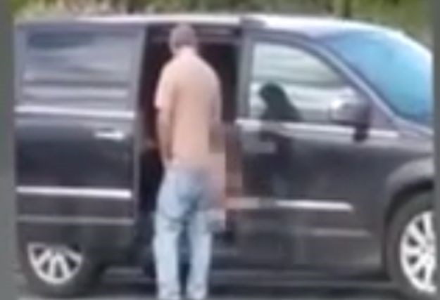Žena snimljena kako se samozadovoljava pred prolaznicima na benzinskoj