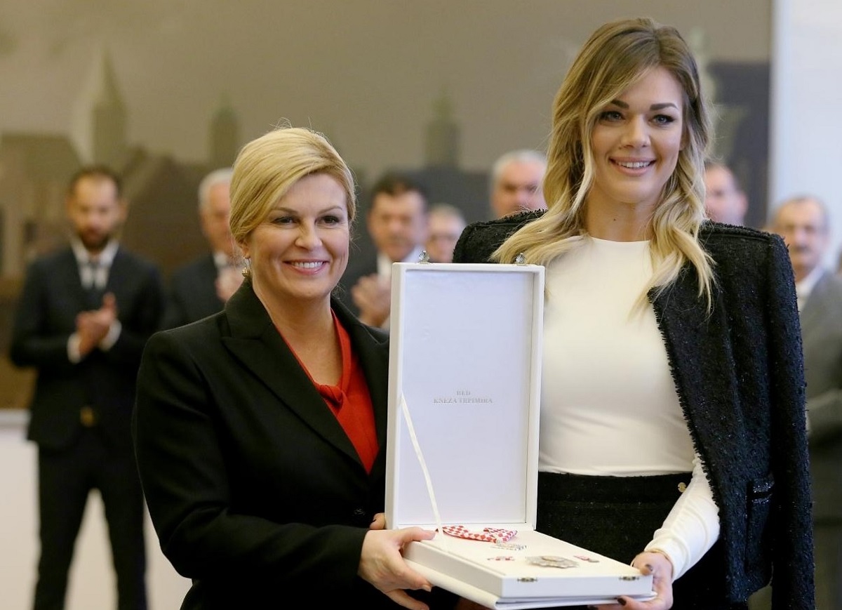 FOTO Kolinda odlikovala Sandru Perković, ona je zasjenila u elegantnoj suknji