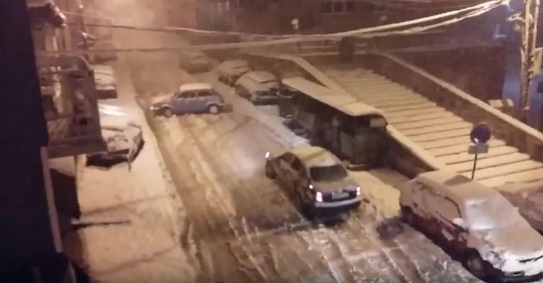 VIDEO Kaos u Sarajevu: Pao snijeg, a zimska služba čekala nalog iz kantona