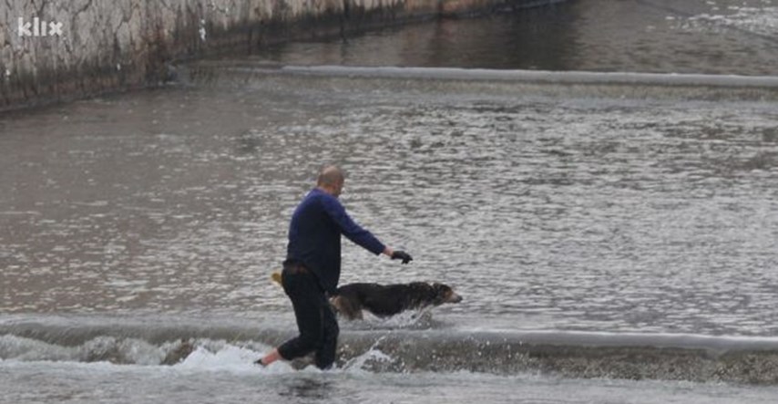 Skočio u ledenu Miljacku da bi spasio psa lutalicu