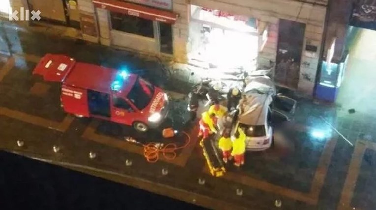 FOTO Teška prometna nesreća u Sarajevu, auto se zabio u izlog prodavaonice, jedna osoba poginula