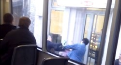 VIDEO Zasmetalo joj je križanje: Žene u sarajevskom tramvaju se potukle, putnici navijali