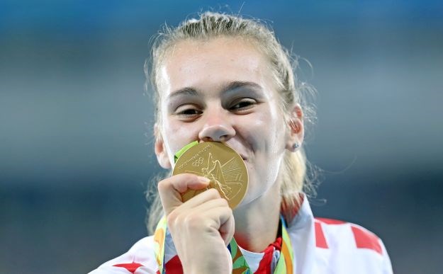 TRENUTAK ZA VJEČNOST Sara Kolak pred prepunim Olimpijskim stadionom primila svoje zlato