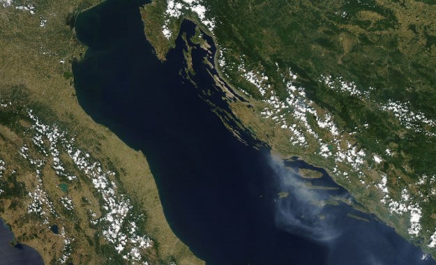 Pogledajte kako se požari na Pelješcu i Korčuli vide iz svemira